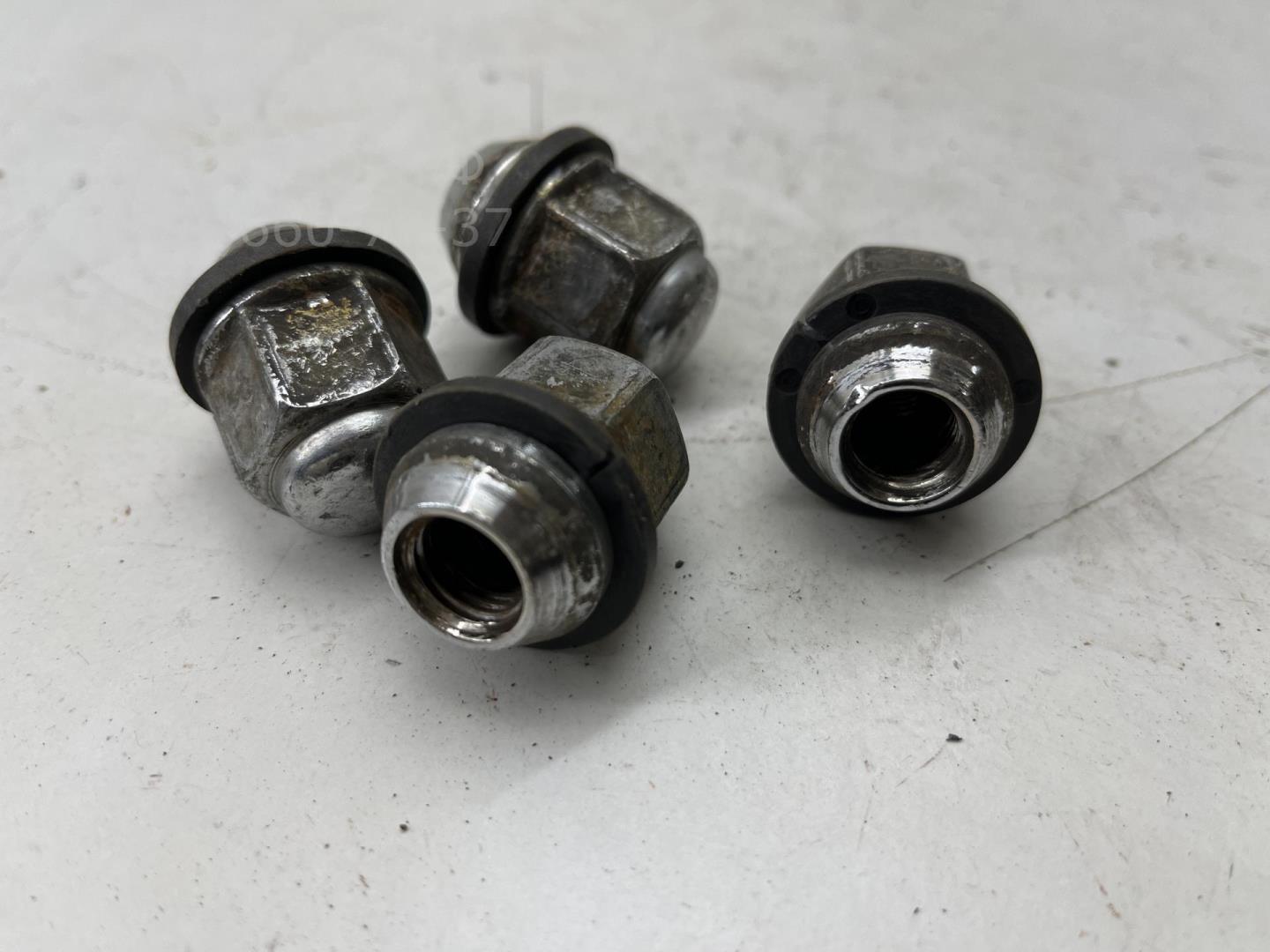 Болт колесный