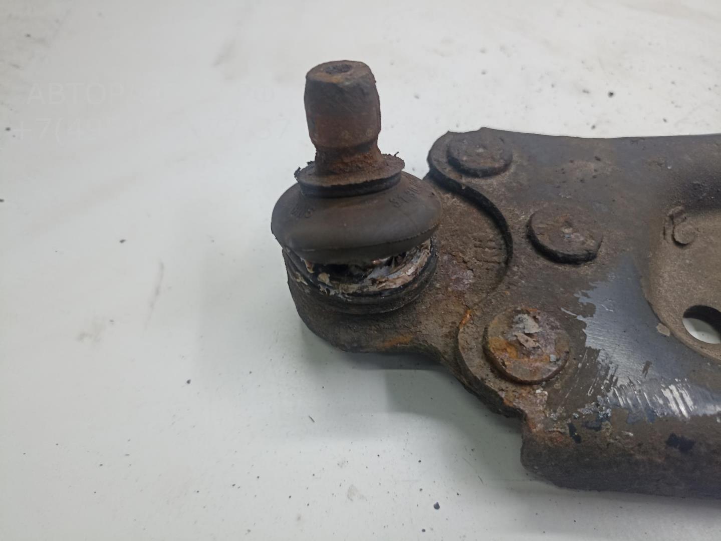 Рычаг передний правый