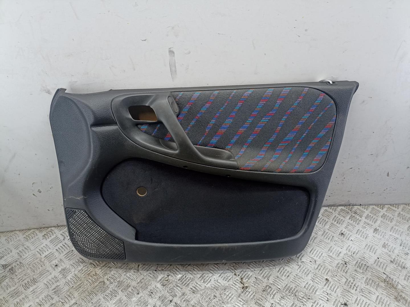 Обшивка двери передней правой