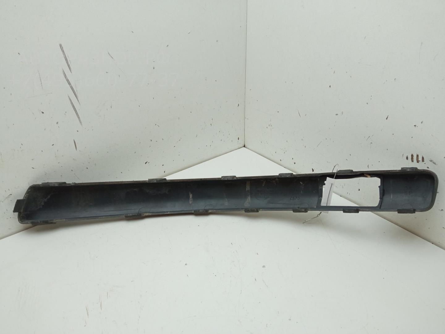 Молдинг переднего бампера правый