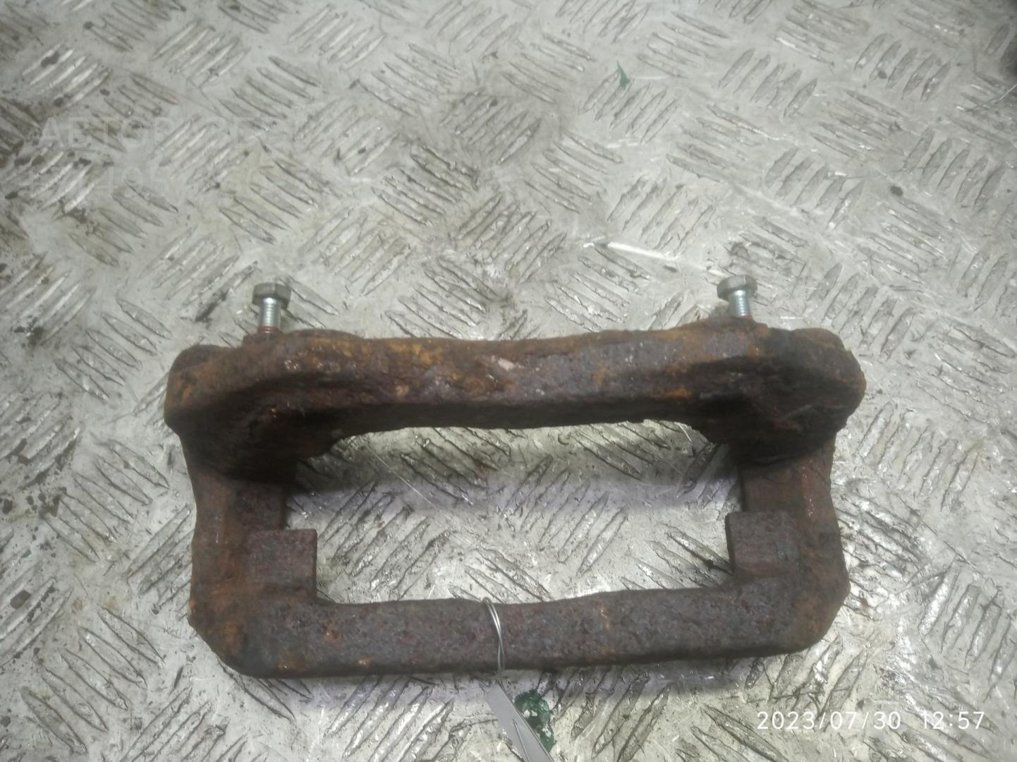 Скоба суппорта переднего