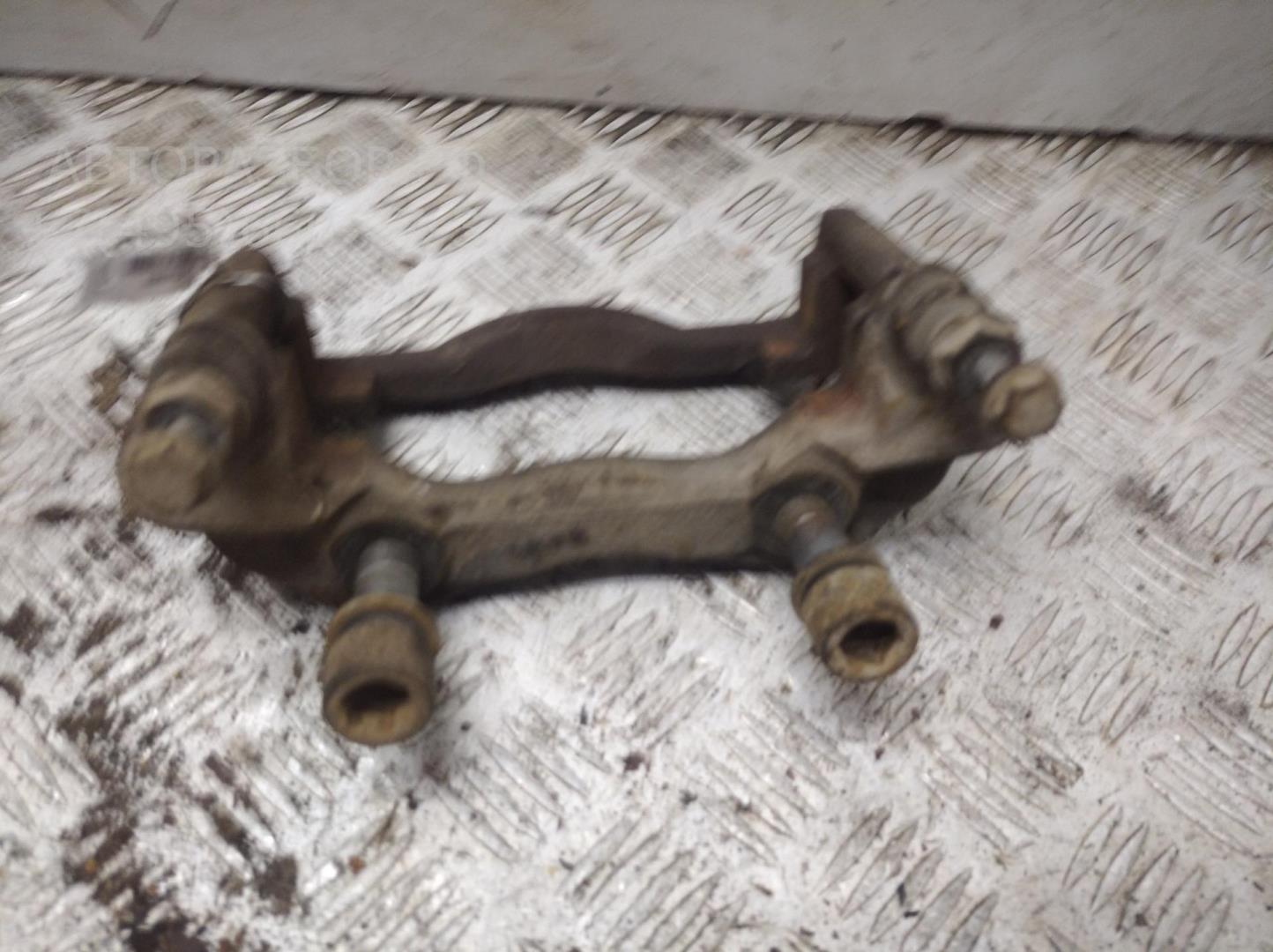 Скоба суппорта переднего