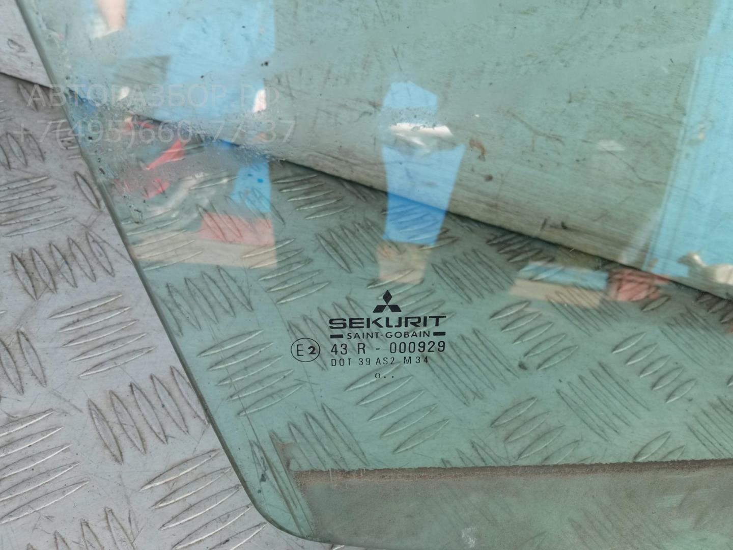 Стекло двери передней правой