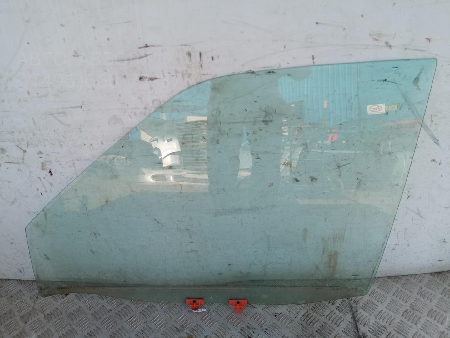 Стекло двери передней левой