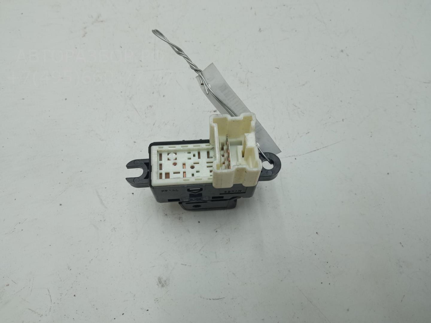 Кнопка стеклоподъемника