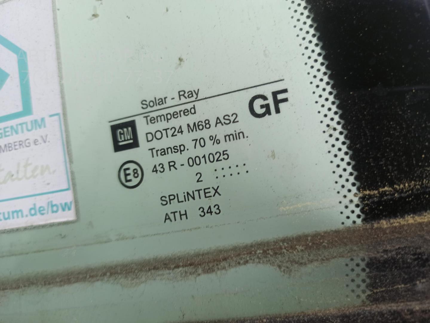 Стекло двери задней левой (форточка)