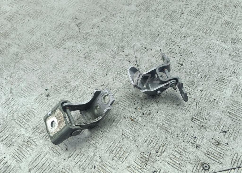 Петля двери