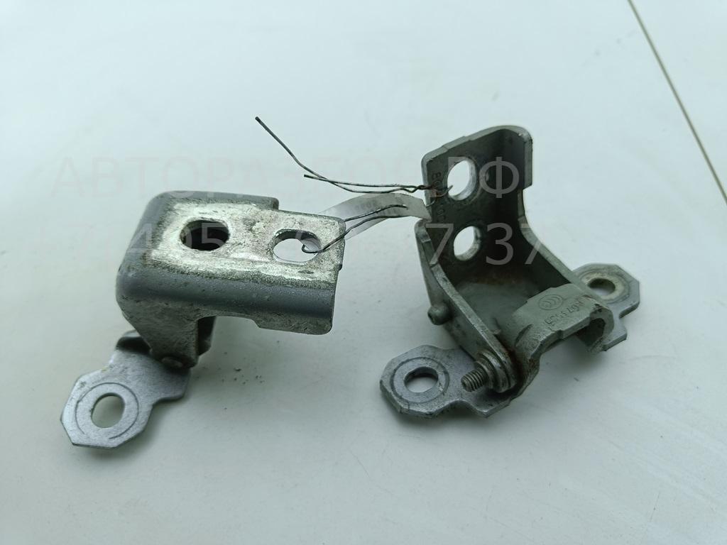 Петля двери