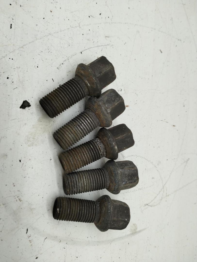 Болт колесный