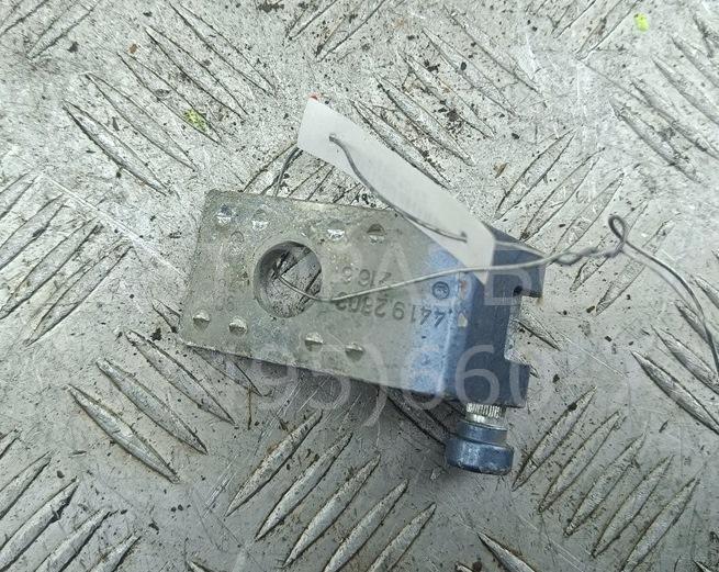 Петля двери