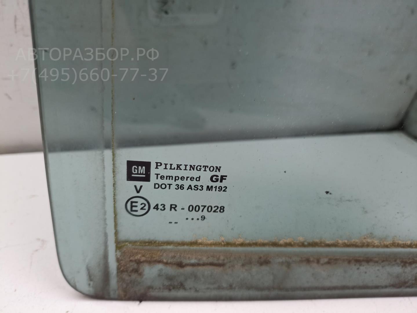 Стекло двери задней правой (форточка)