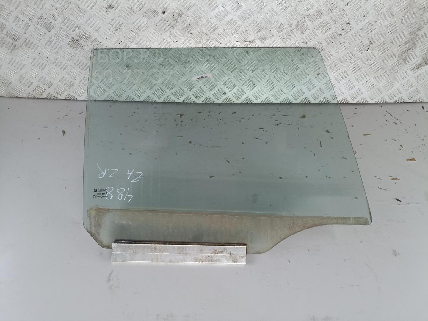 Стекло двери задней правой