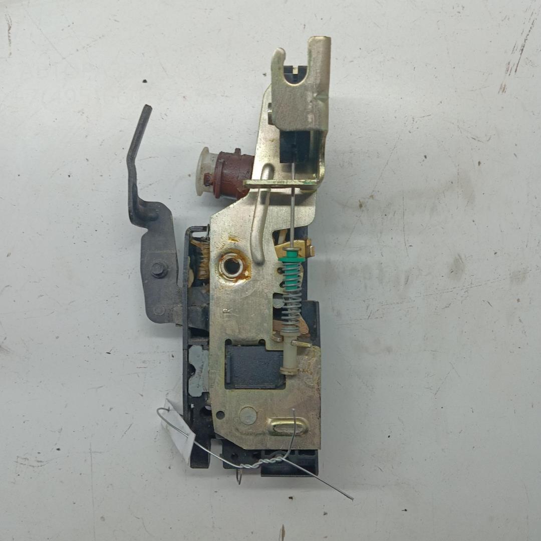 Замок двери передней правой