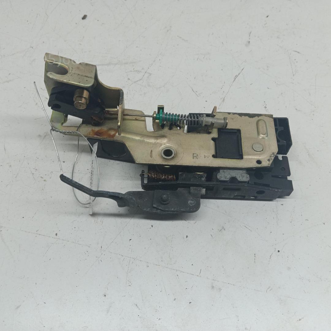 Замок двери передней правой