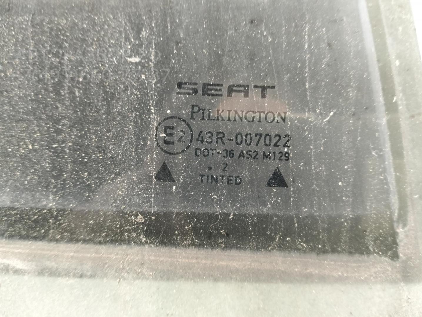 Стекло двери задней правой