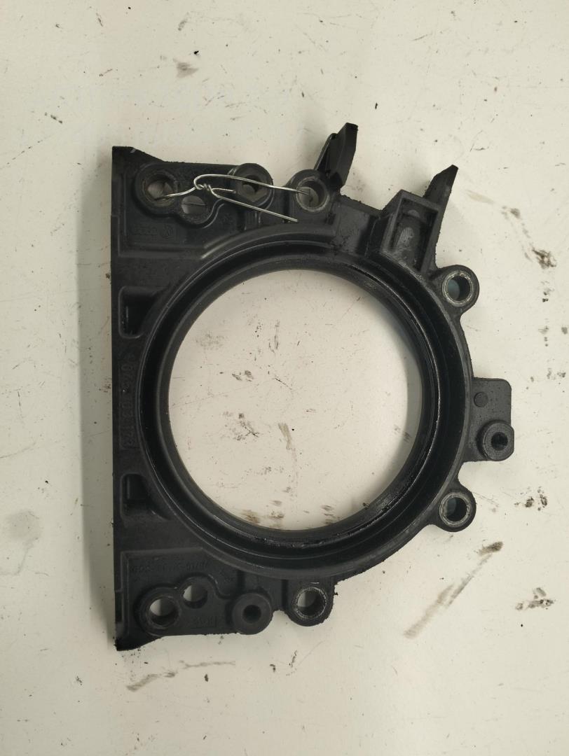 Крышка двигателя передняя