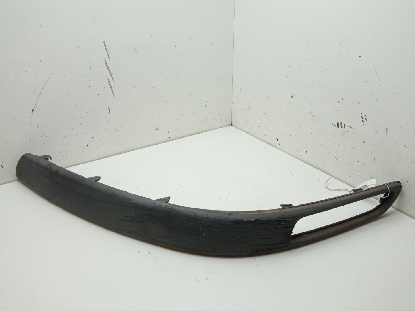 Молдинг переднего бампера левый