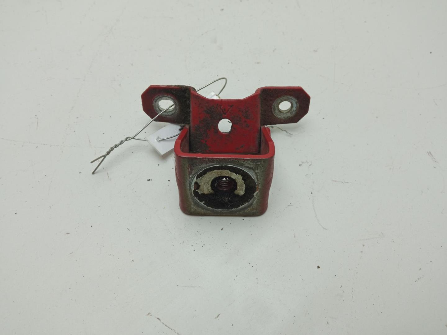 Петля крышки багажника