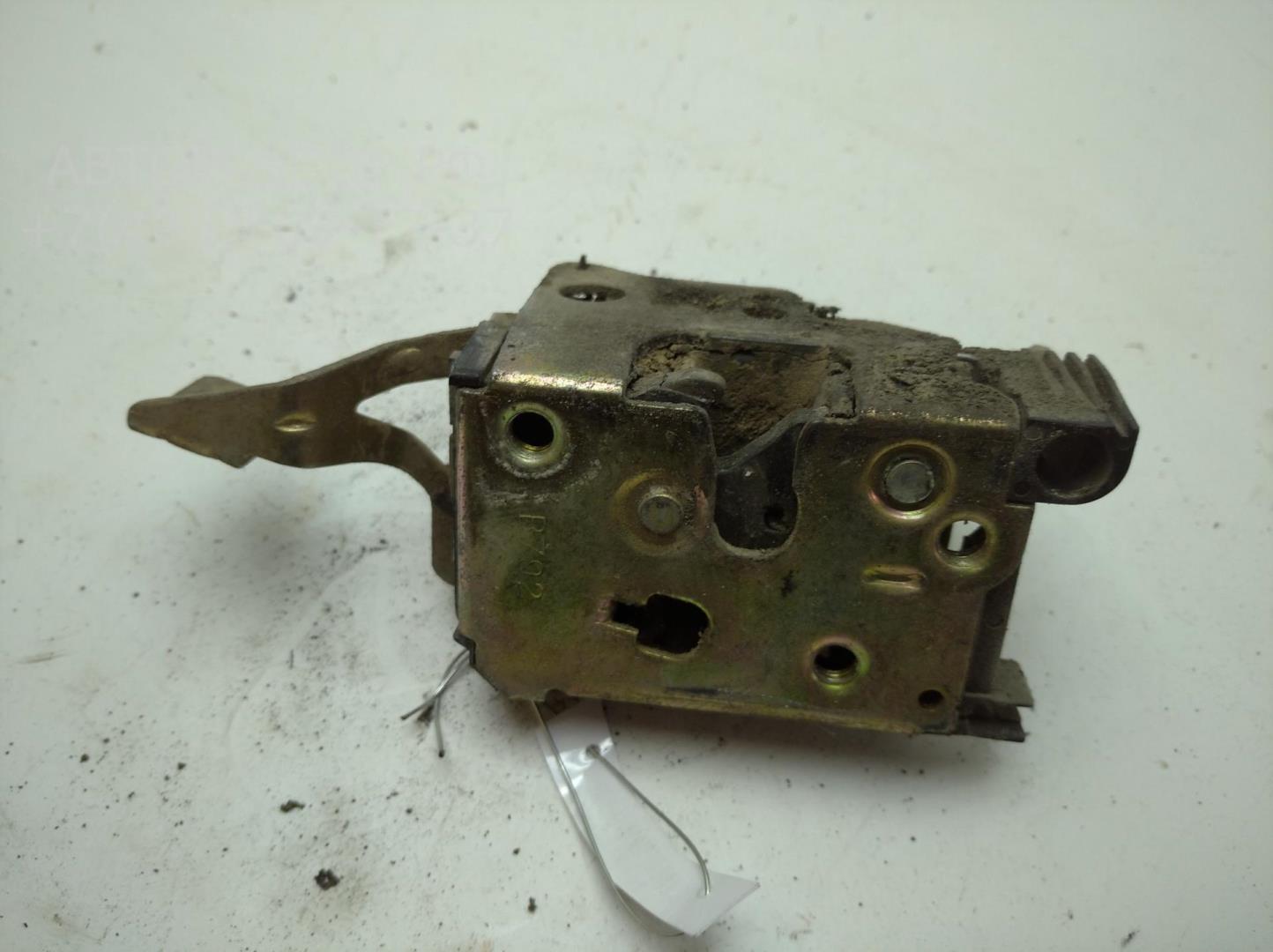 Замок двери передней левой