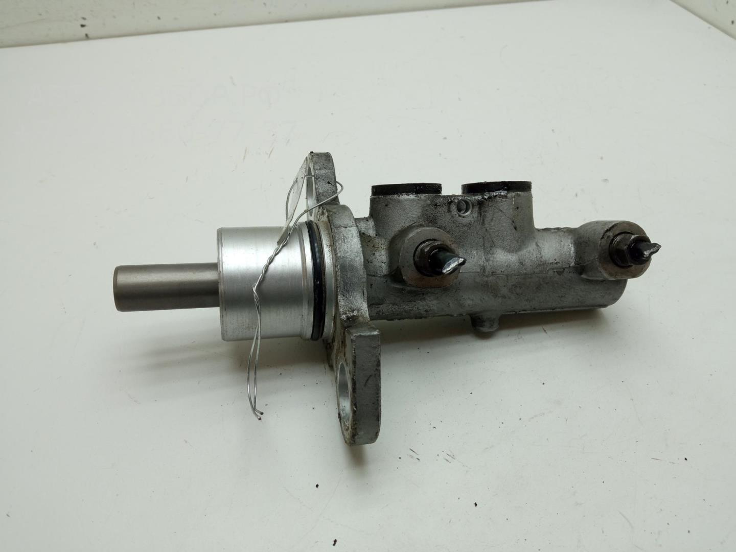 Цилиндр тормозной главный