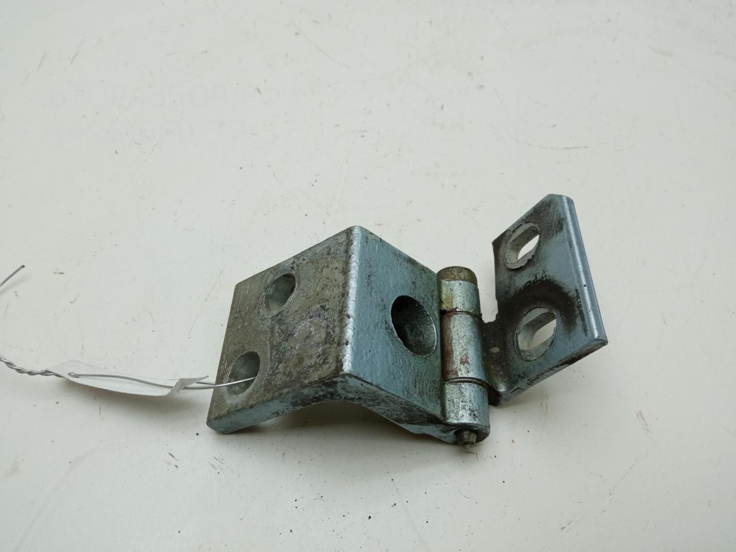 Петля двери