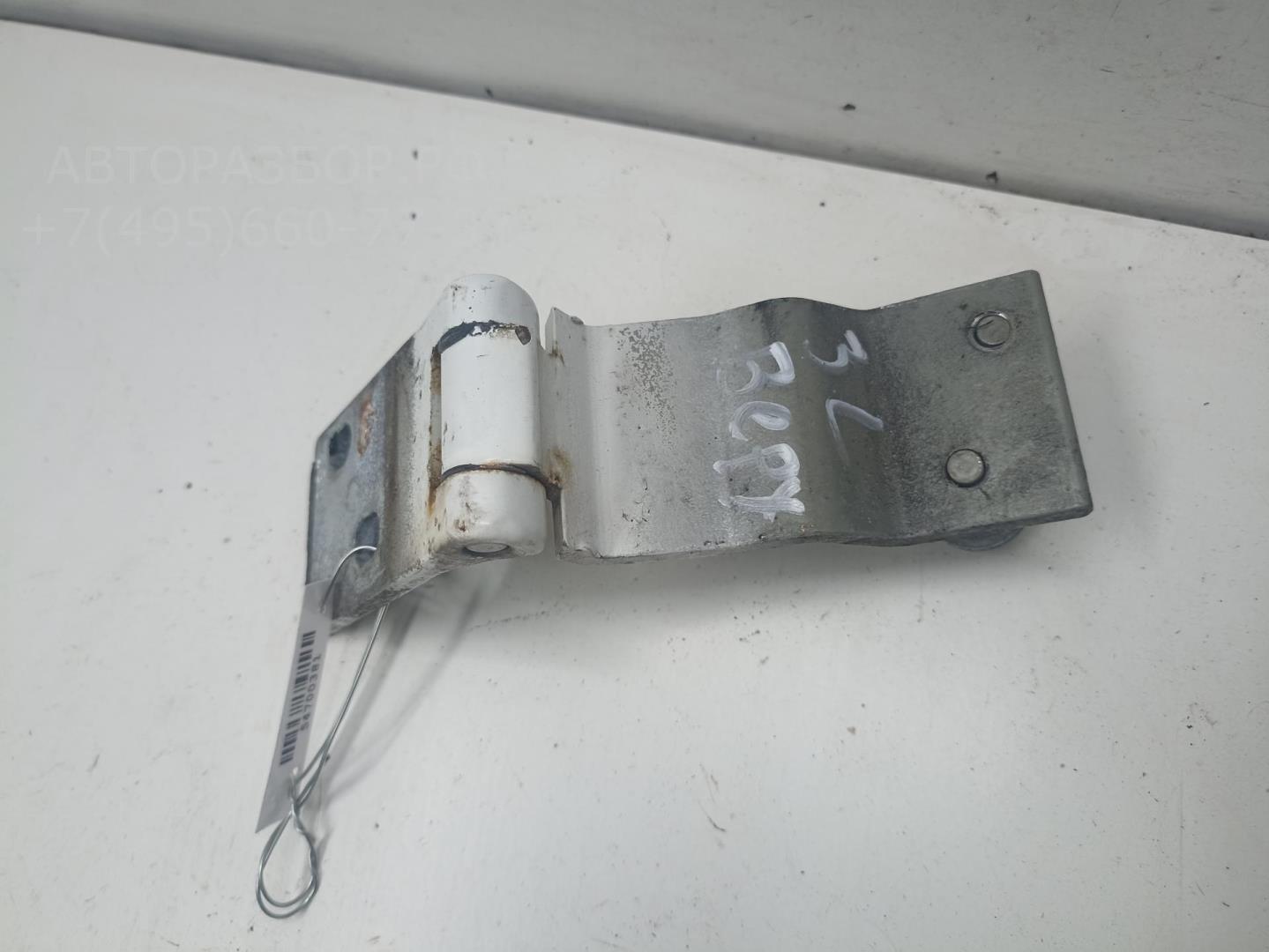 Петля крышки багажника