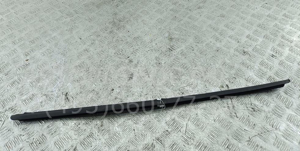 Накладка стекла переднего левого