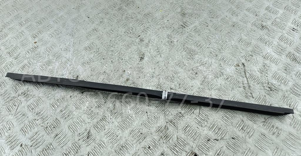 Накладка стекла переднего правого