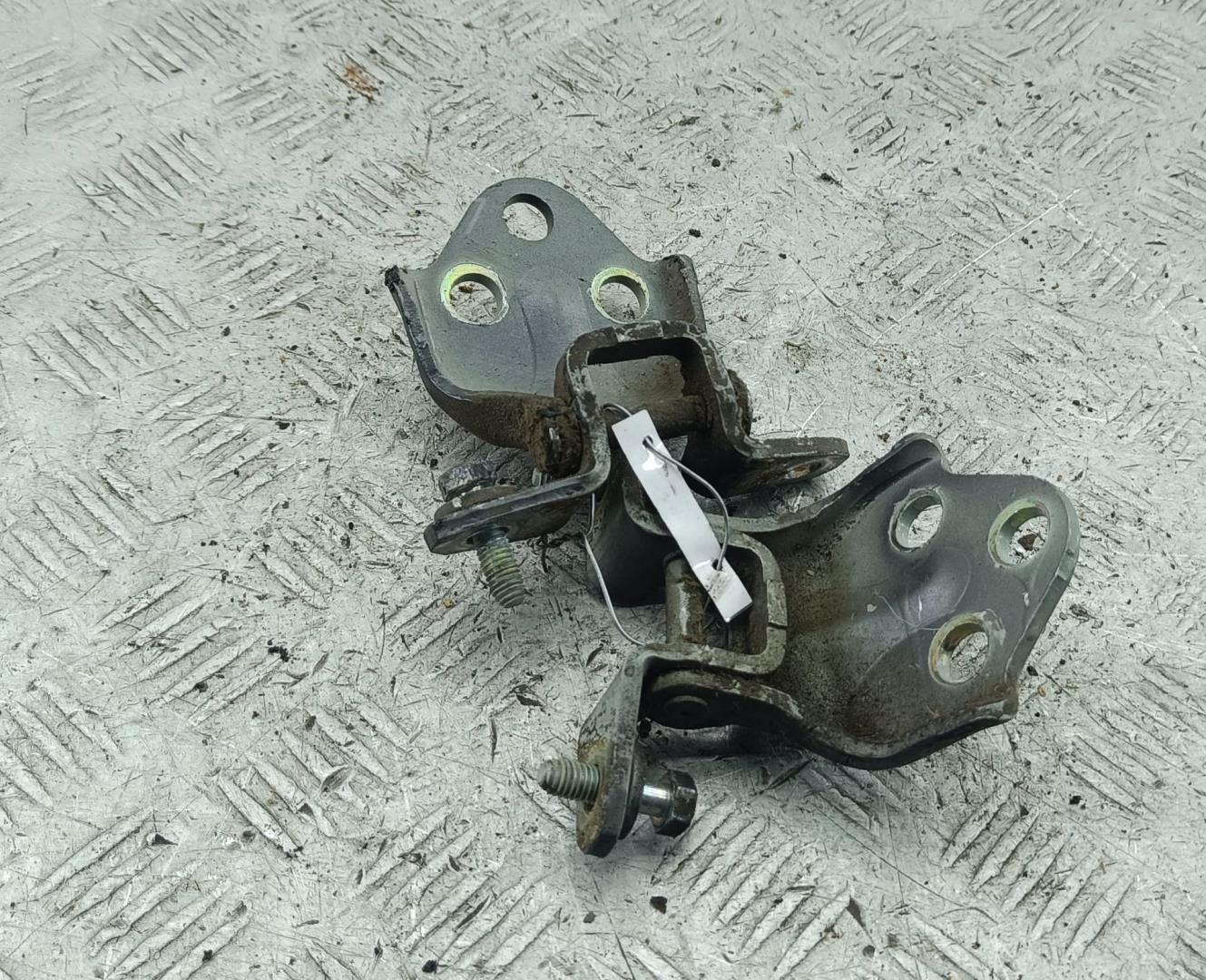 Петля двери