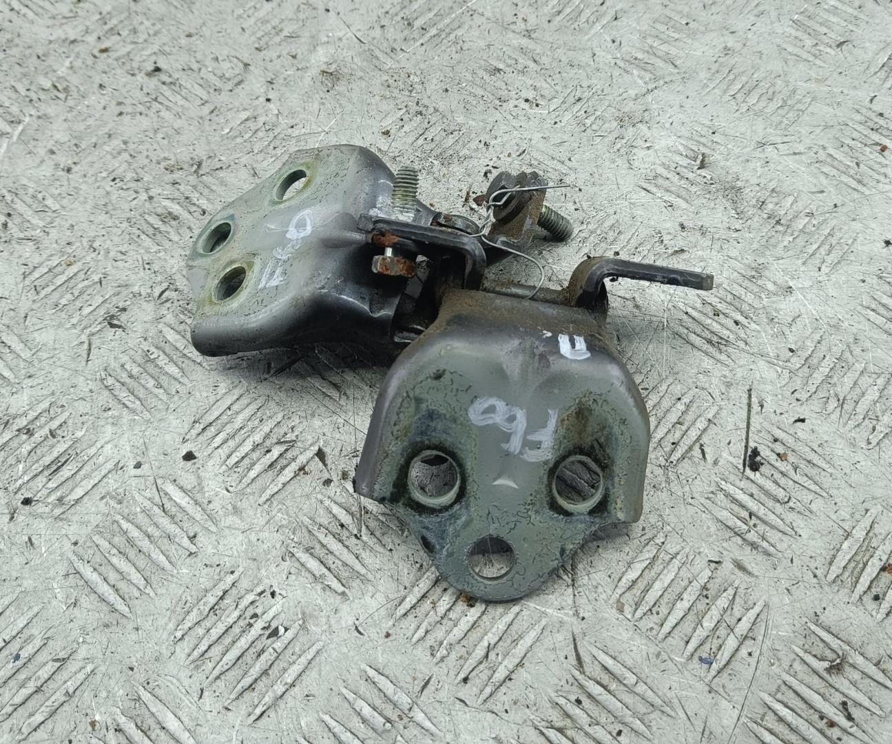 Петля двери