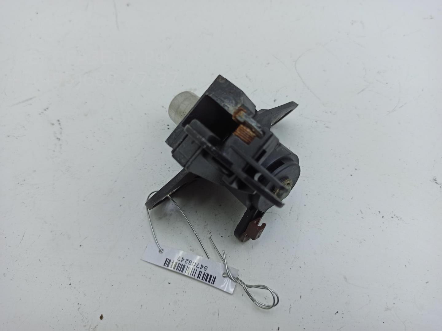 Кнопка открывания багажника