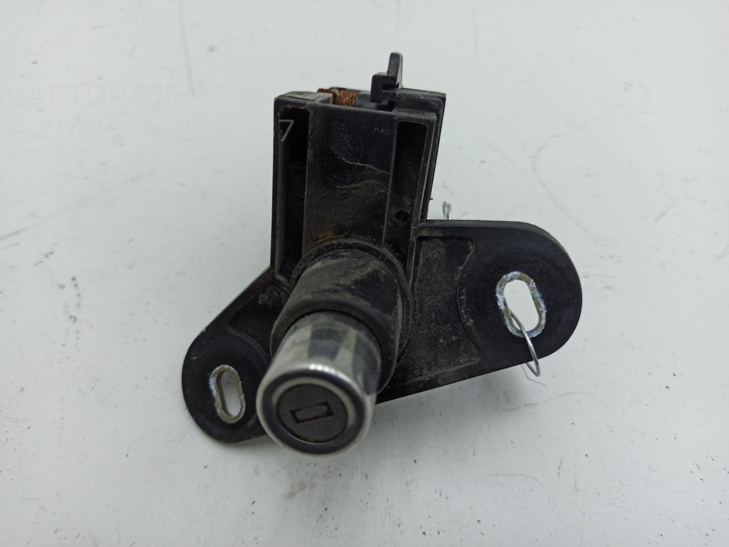 Кнопка открывания багажника