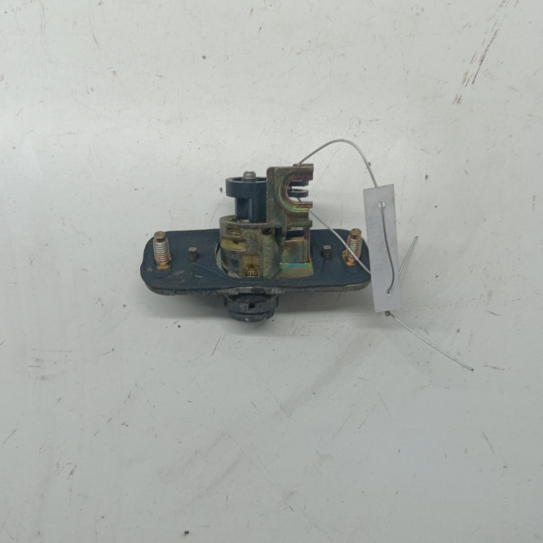 Вставка замка багажника