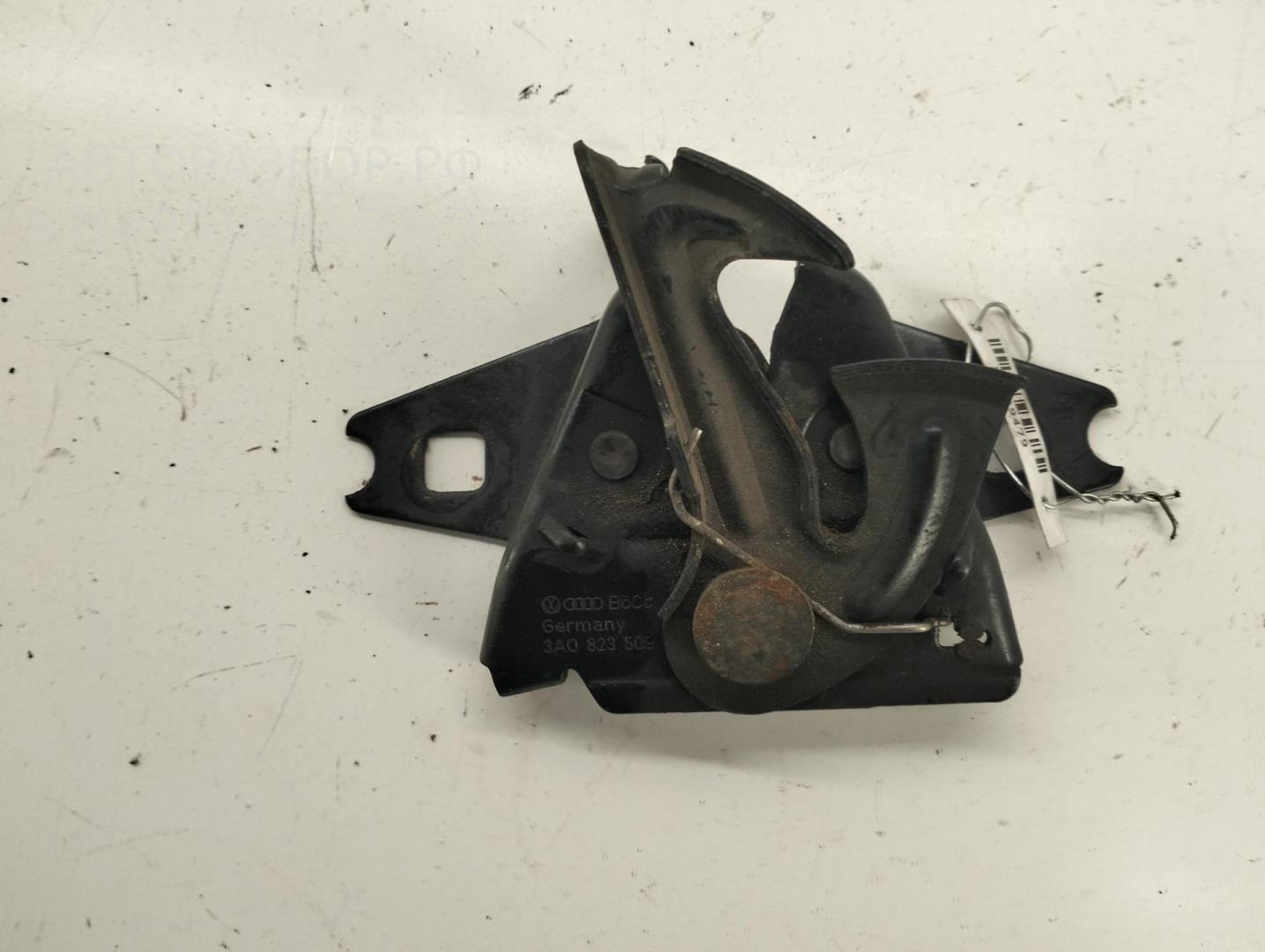 Замок капота