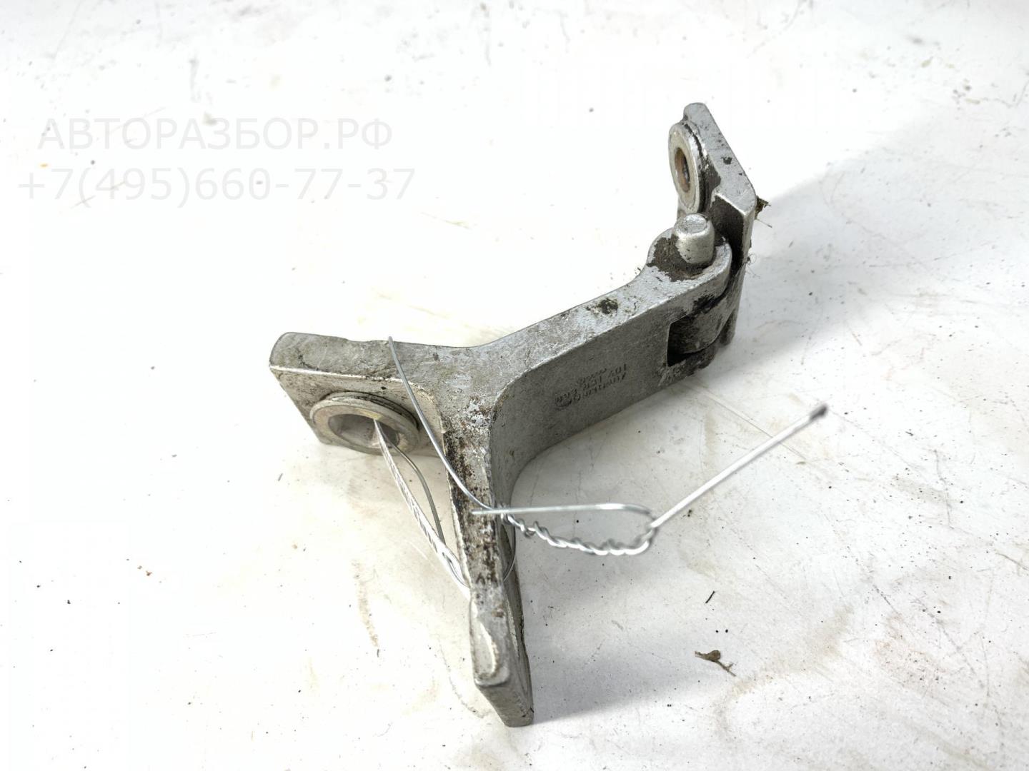 Петля двери