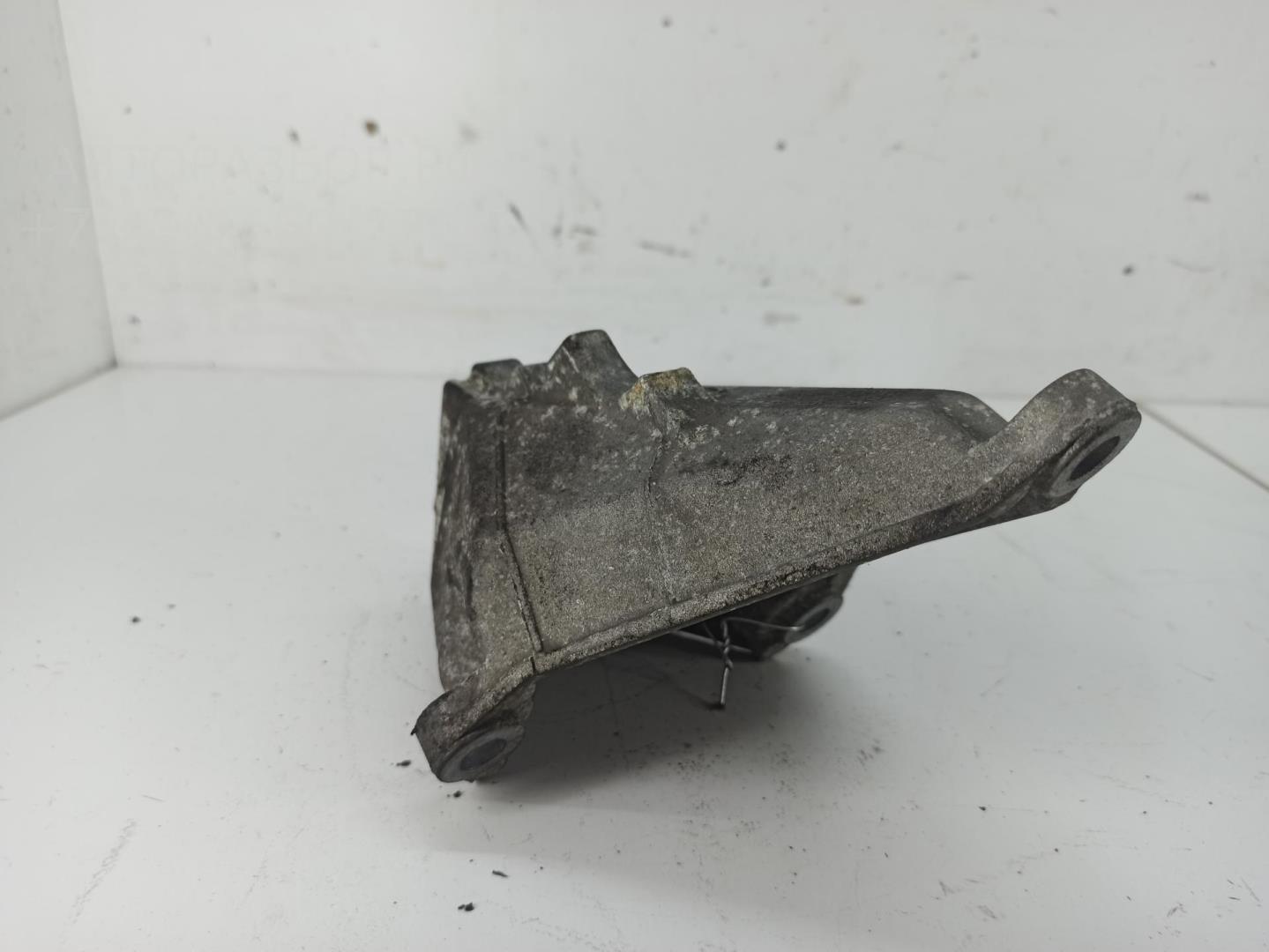 Кронштейн двигателя левый