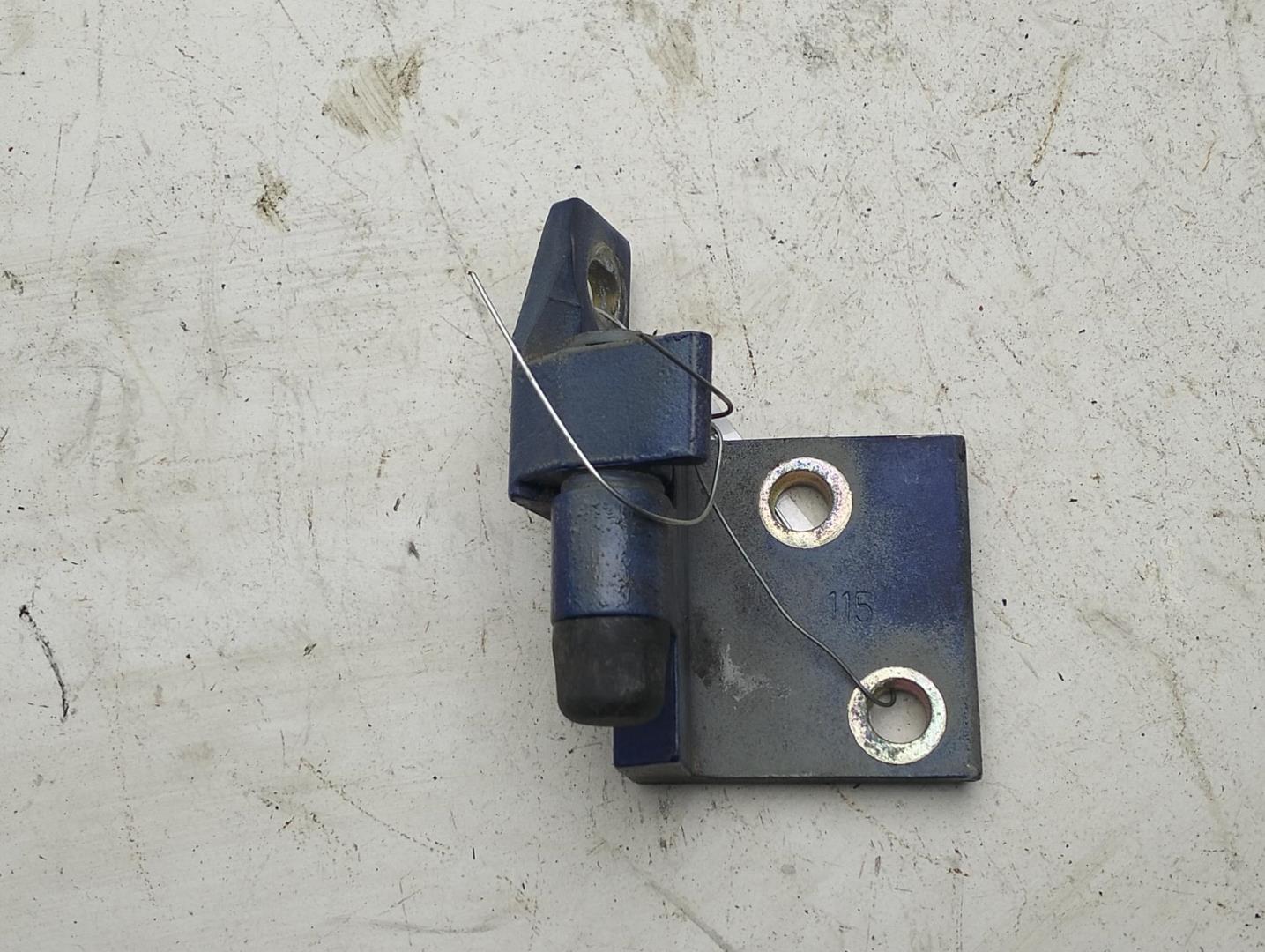 Петля двери