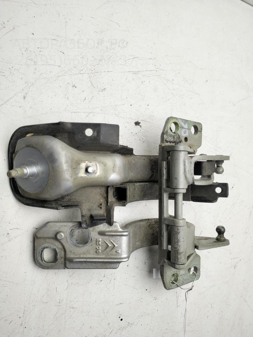 Петля крышки багажника