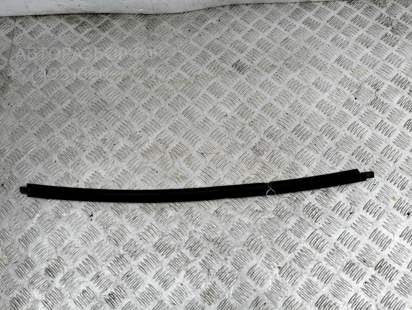 Накладка стекла переднего левого