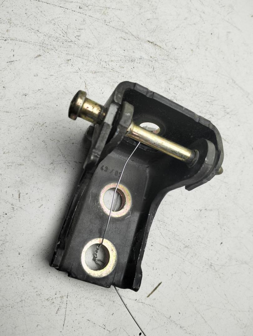 Петля двери