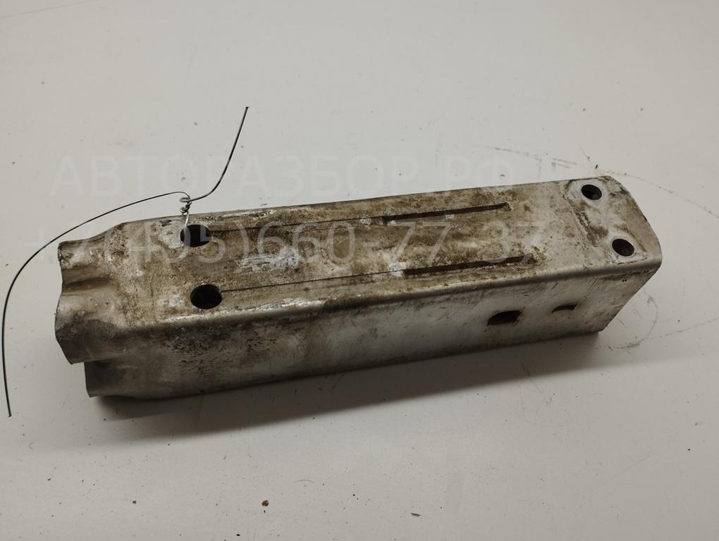 Кронштейн переднего бампера правый