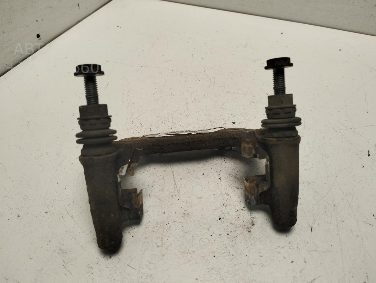 Скоба суппорта заднего