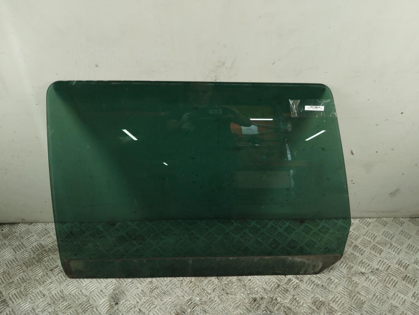 Стекло двери задней левой