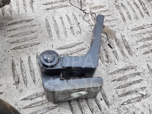 Петля двери