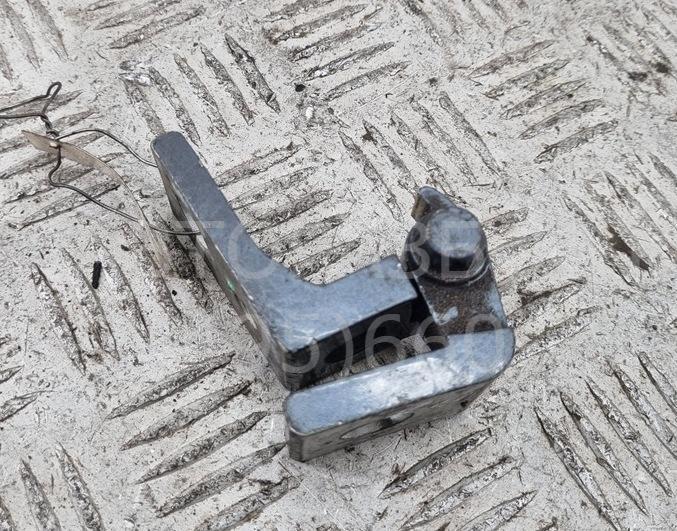 Петля двери