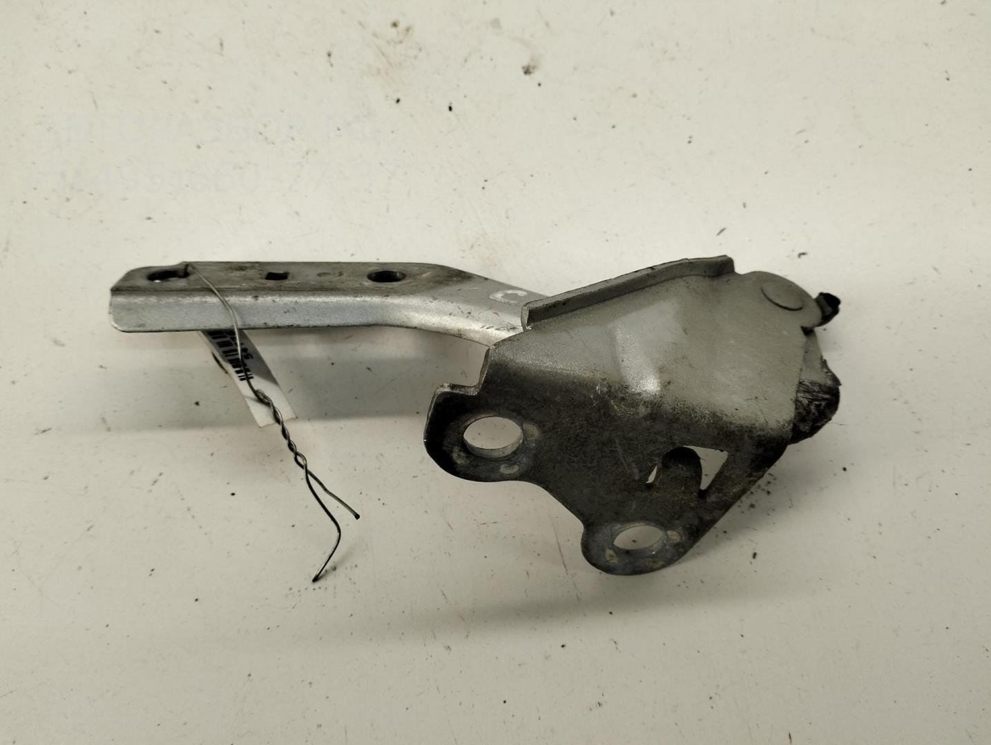 Петля капота левая