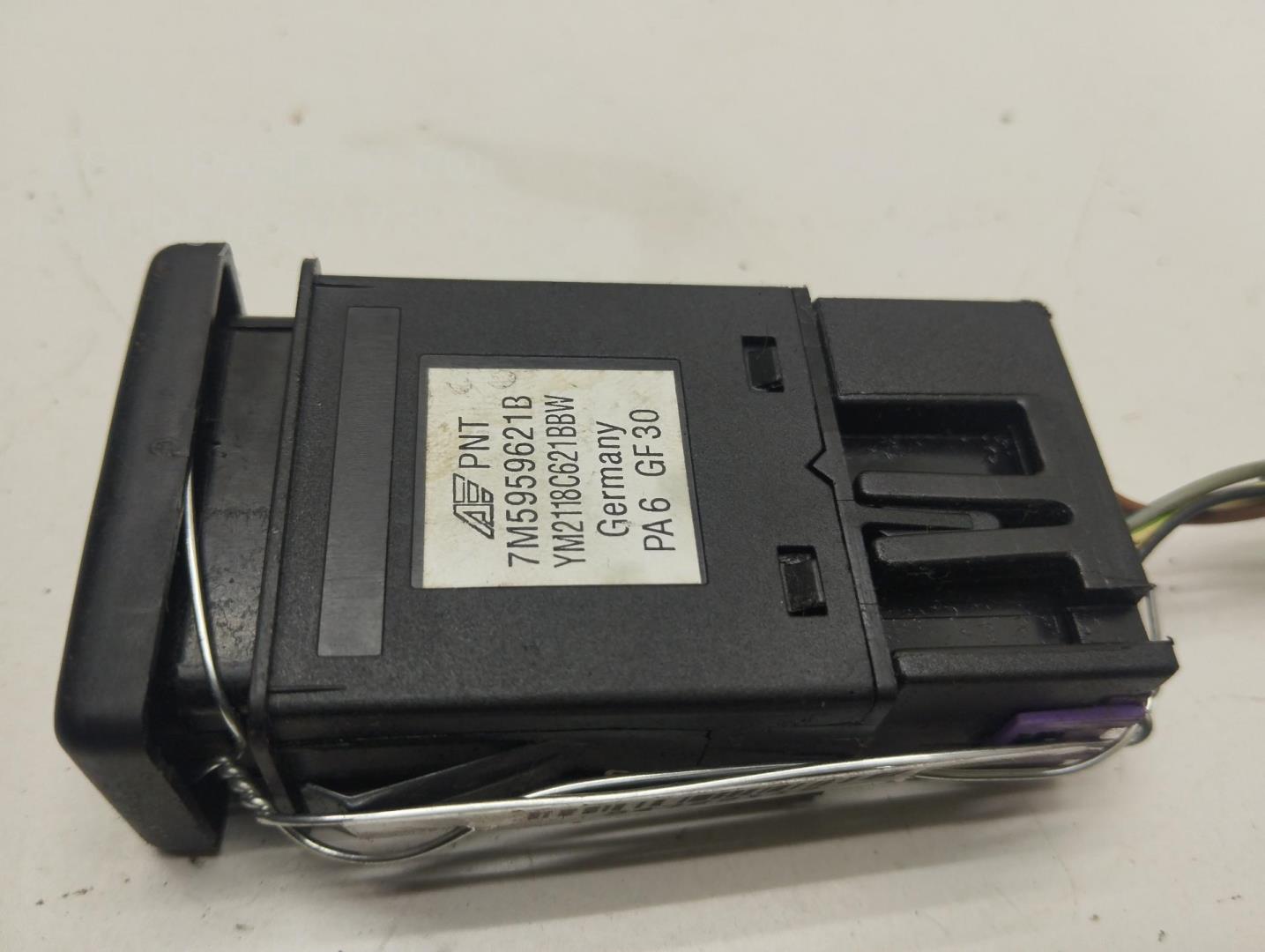 Кнопка обогрева заднего стекла