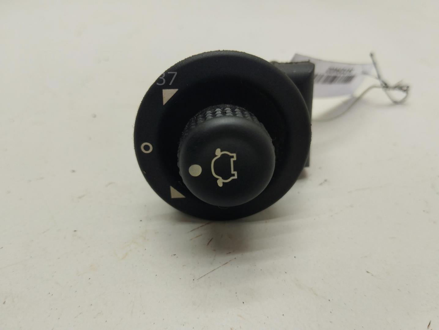 Кнопка регулировки зеркала