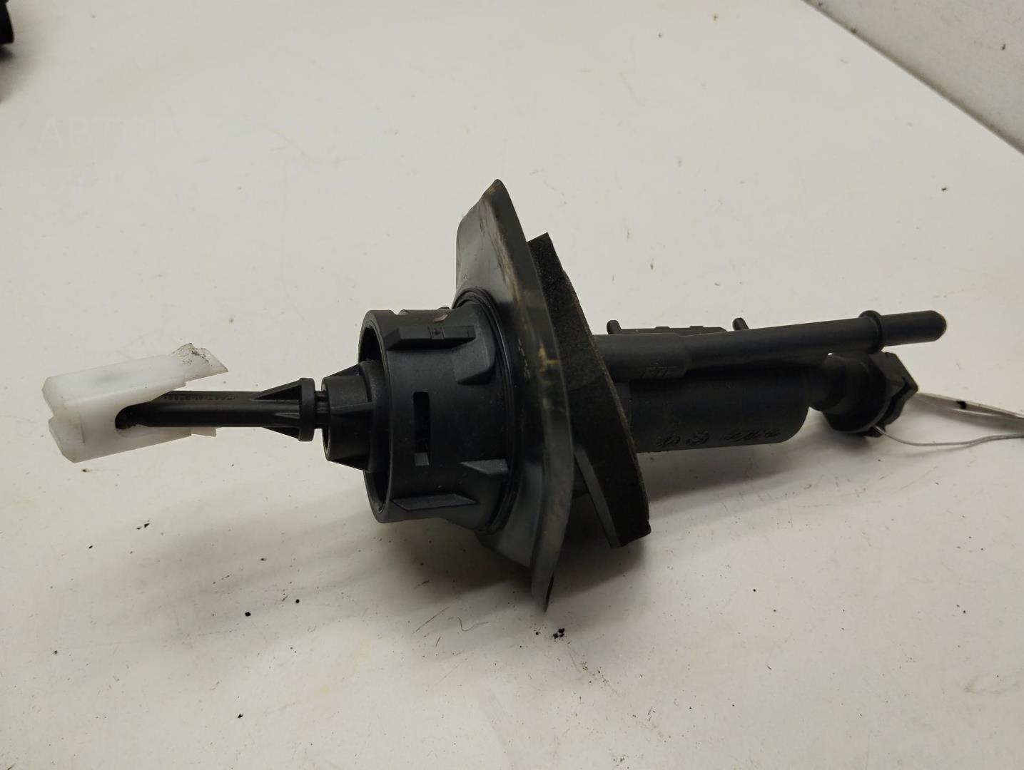 Цилиндр сцепления главный