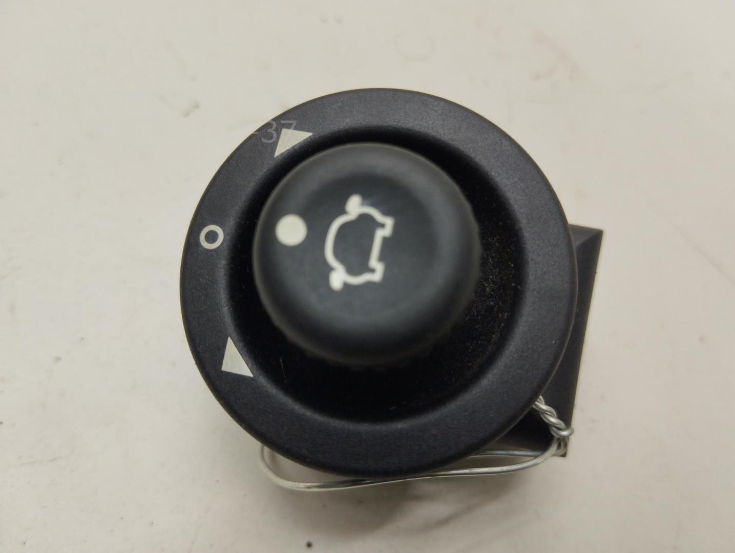 Кнопка регулировки зеркала